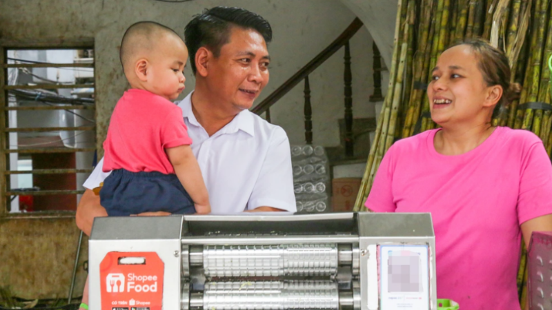 Trung tá CSGT b:án nước mía nổi tiếng bất đắc dĩ, kể: “Tôi ở nhà vẫn bị vợ la, vợ mắng”