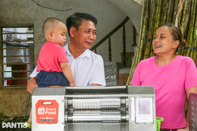 Trung tá CSGT b:án nước mía nổi tiếng bất đắc dĩ, kể: “Tôi ở nhà vẫn bị vợ la, vợ mắng”