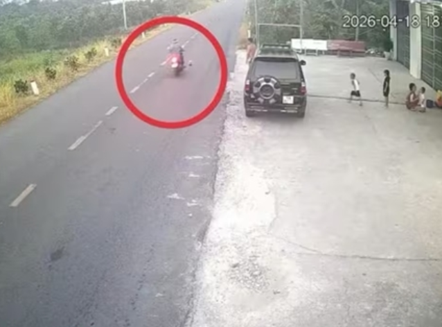 Bé trai đá bóng bên đường gây t:ai n:ạn ch:et người ở Vĩnh Long, ai sẽ là người phải chịu trách nhiệm?