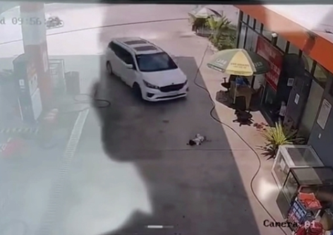 Bức xúc vụ bé gái 2 tuổi bị ô tô c::á:n khi nằm chơi ở cây xăng: Không chấp nhận được.