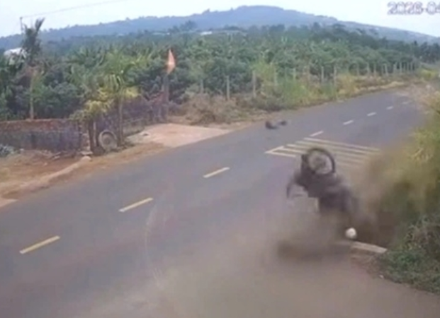 Thực hư chuyện 1 thiếu tá bị tước danh hiệu CAND vụ nam sinh lao xuống mương t:uvo*g.