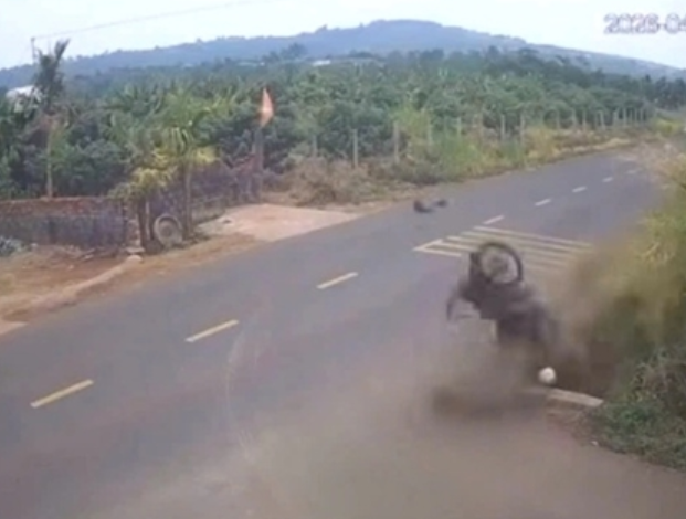 Thực hư chuyện 1 thiếu tá bị tước danh hiệu CAND vụ nam sinh lao xuống mương t:uvo*g.