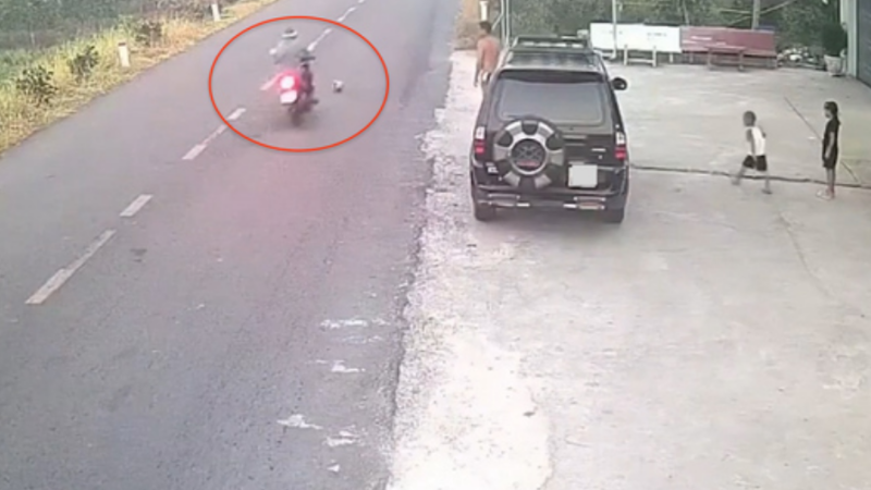 Ai là người chịu trách nhiệm bé trai đá bóng ra đường khiến người đi xe máy ngã t:uvo*g.