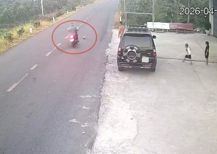 Ai là người chịu trách nhiệm bé trai đá bóng ra đường khiến người đi xe máy ngã t:uvo*g.