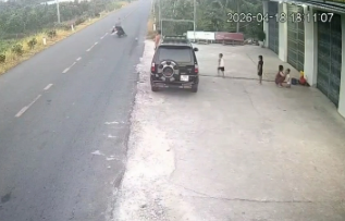 Luật sư nói tất tần tật về vụ bé trai đá bóng ra đường gây ta:i nạ:n? Trách nhiệm ra sao?