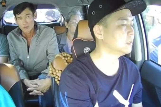 Tài xế bị khách đ::ấ:m khi đang lái xe: Rõ nguồn cơn sự việc.