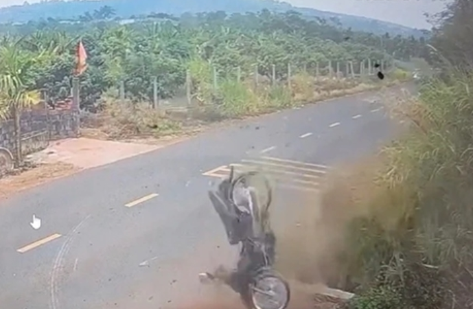 Vụ nam sinh lớp 12 t:u vo*g vì lao xe xuống mương: Sẽ có thêm người bị x:ử ph:ạt.