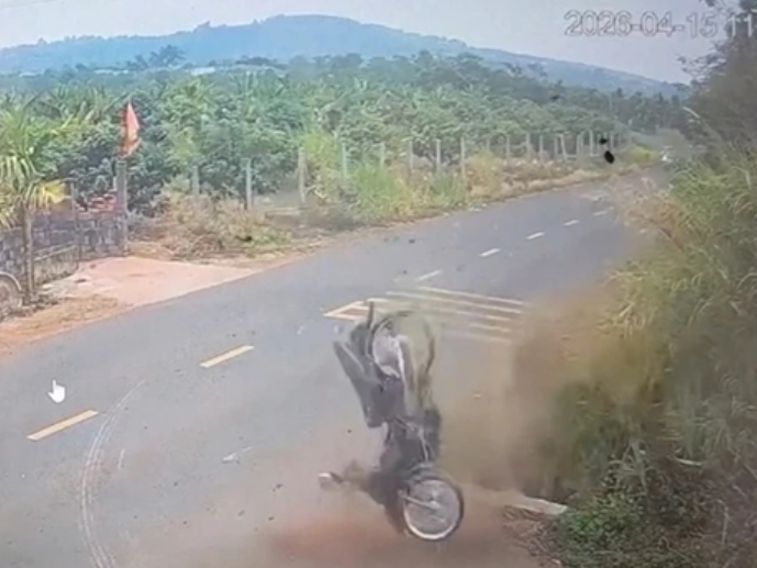 Vụ nam sinh lớp 12 t:u vo*g vì lao xe xuống mương: Sẽ có thêm người bị x:ử ph:ạt.