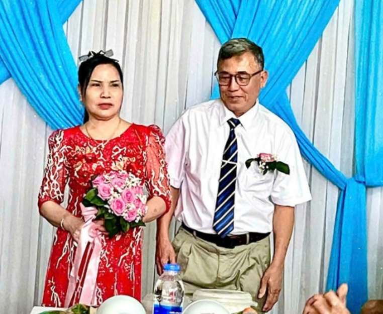 Đám cưới đặc biệt của chú rể 71 tuổi, cô dâu 66 tuổi ở Lào Cai, 11 người con tưng bừng mở cỗ ăn mừng.